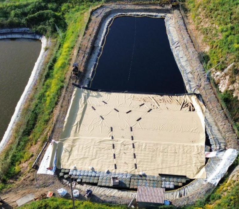 Pose de couverture flottante en PEBD sur bassin lixiviat plein – étanchéité par géomembrane 10