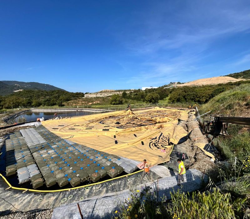 Pose de couverture flottante en PEBD sur bassin lixiviat plein – étanchéité par géomembrane 11