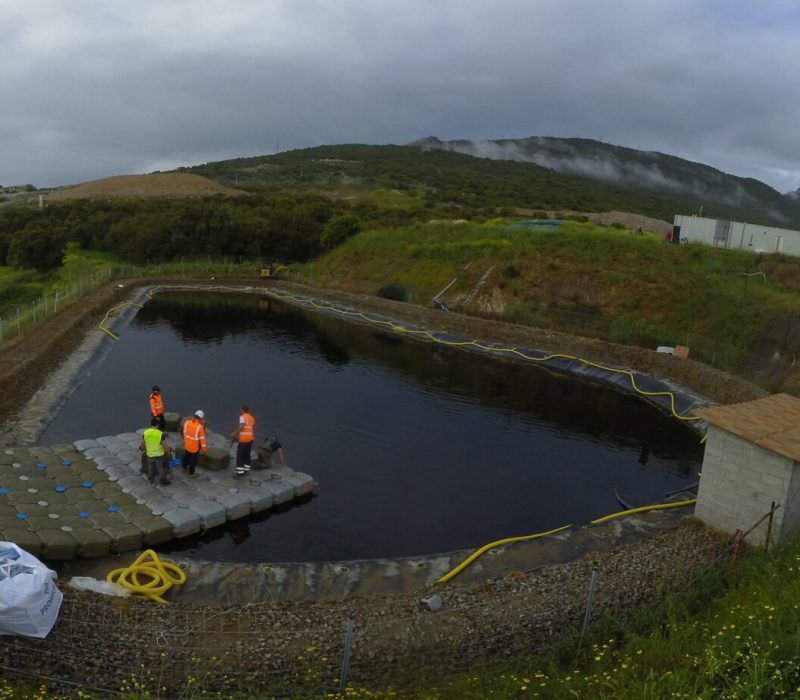 Pose de couverture flottante en PEBD sur bassin lixiviat plein – étanchéité par géomembrane 2