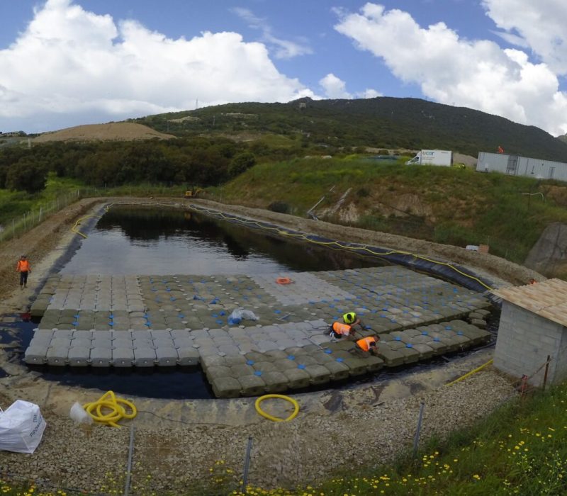 Pose de couverture flottante en PEBD sur bassin lixiviat plein – étanchéité par géomembrane 8