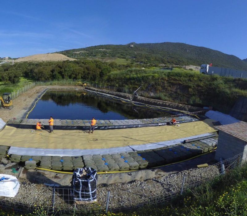 Pose de couverture flottante en PEBD sur bassin lixiviat plein – étanchéité par géomembrane 9